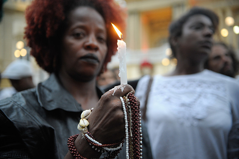 Racismo: taxa de assassinatos cresce para negros e cai para o resto da população