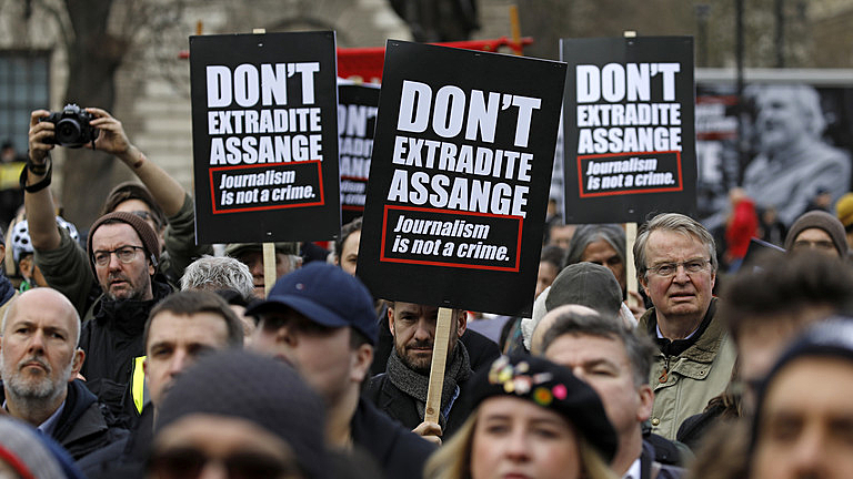 Assange quase não terá acesso a defesa se for extraditado, afirma advogado