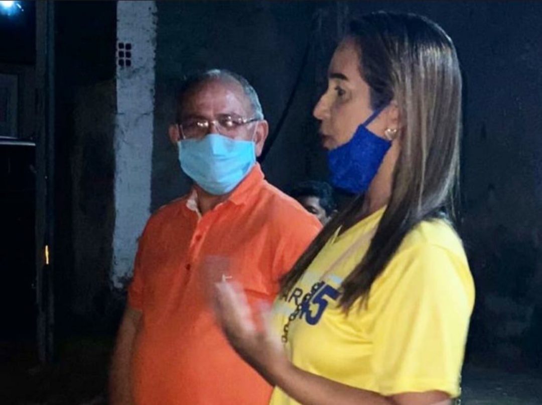 Irmã do prefeito Álvaro Dias descumpre decreto e faz comício com aglomeração e uso errado de máscara