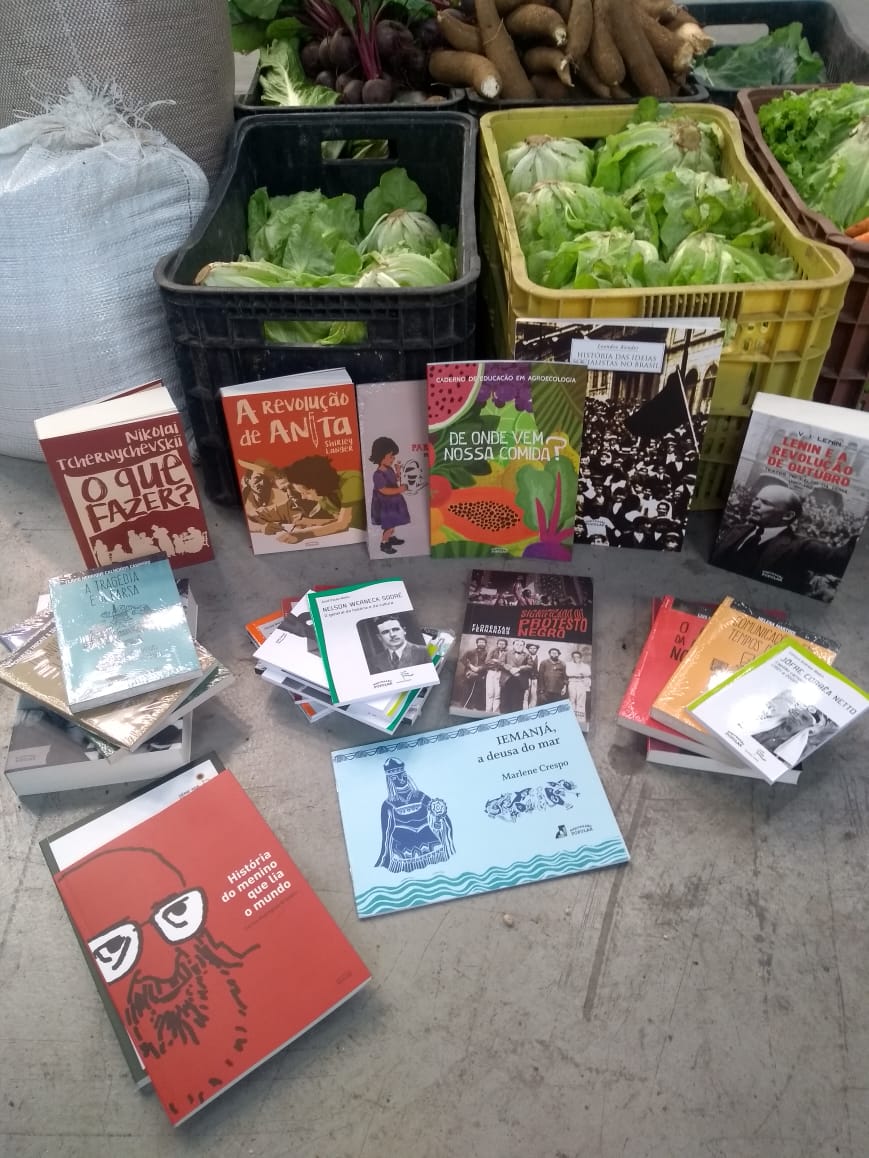 Fome de conhecimento: Editora do MST quer distribuir livros em cestas básicas