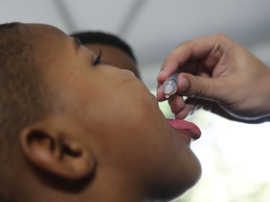 Campanha termina hoje, mas vacina contra poliomielite continua disponível nos postos