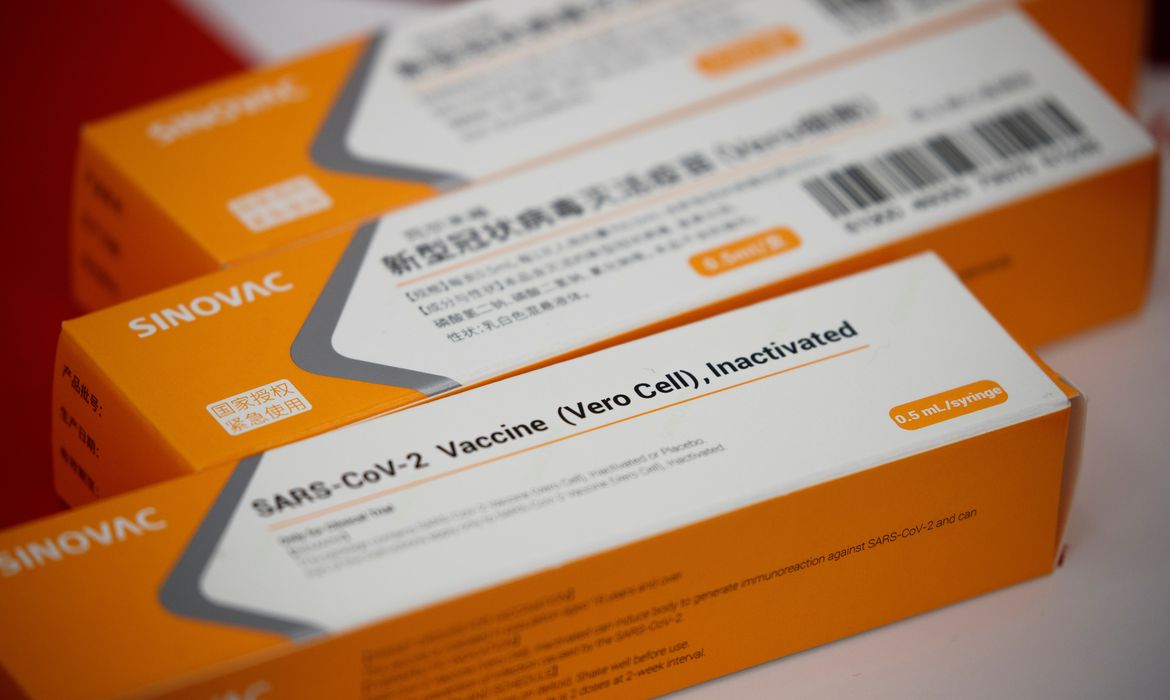 Brasil anuncia que vai comprar 46 milhões de doses de vacina chinesa contra covid-19