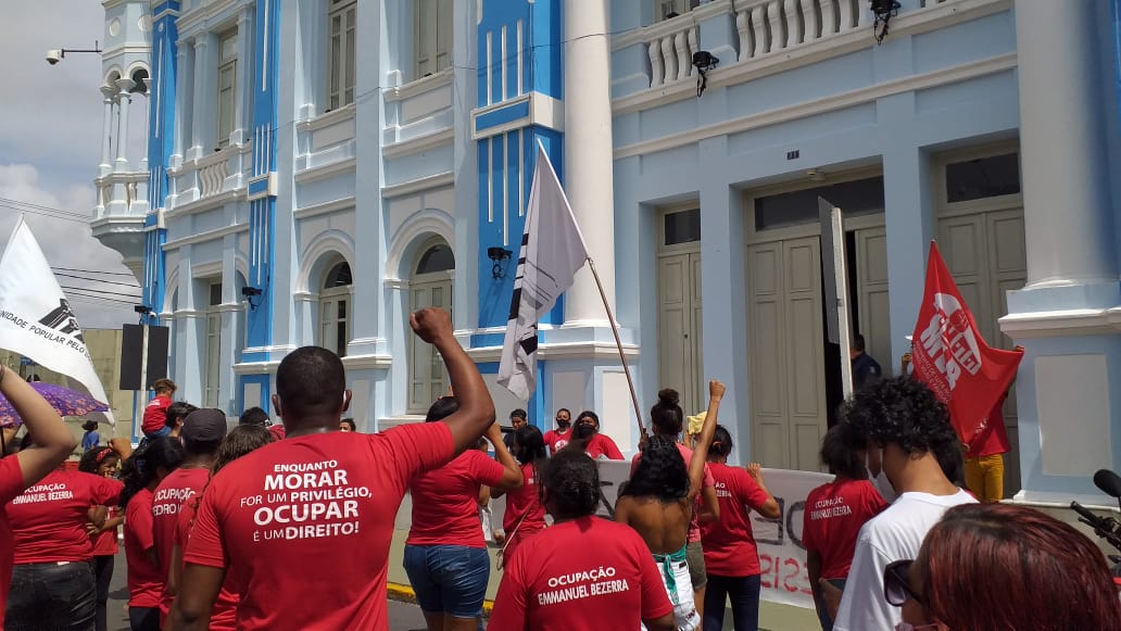 Sem teto vão à Prefeitura de Natal cobrar transferência das famílias da ocupação Emmanuel Bezerra