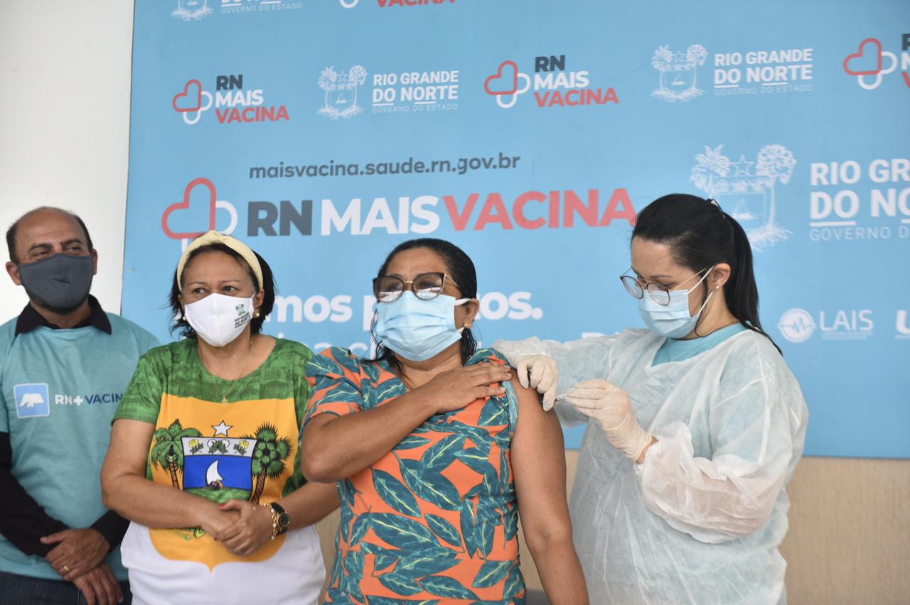 Graça Pereira entra para a história: 1ª vacinada no RN é mulher, técnica de enfermagem e servidora pública