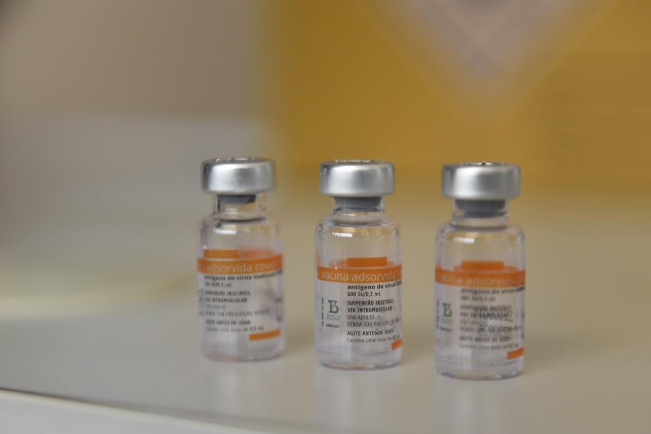 Idosos receberão as 51 mil doses da Coronavac enviadas ao RN e aqueles acamados poderão ser vacinados em casa