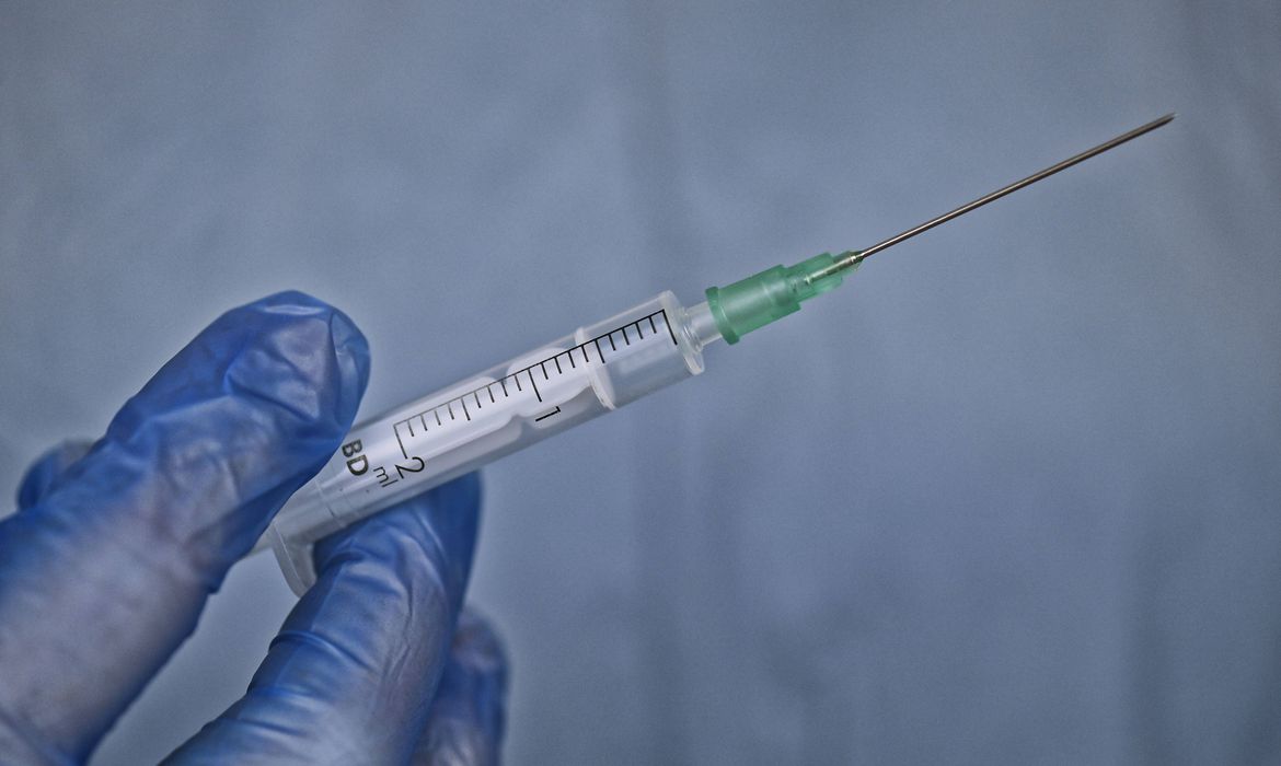 Na contramão do avanço mundial na vacinação contra Covid-19, Bolsonaro suspende compra de seringas