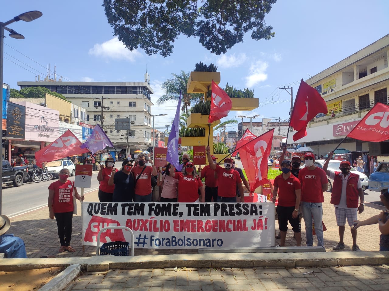 Protesto no Alecrim pede continuidade do auxílio emergencial e saída de Bolsonaro e Mourão da presidência