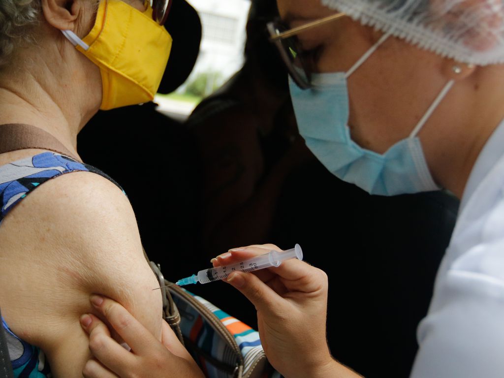 Natal vacina idosos com 76 anos nesta segunda (15), depois de registrar aglomerações no domingo