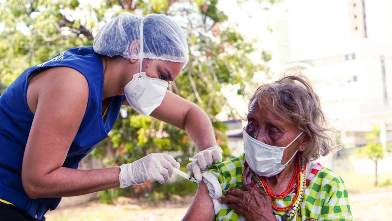 Indígenas da etnia Warao refugiados da Venezuela são vacinados em Natal