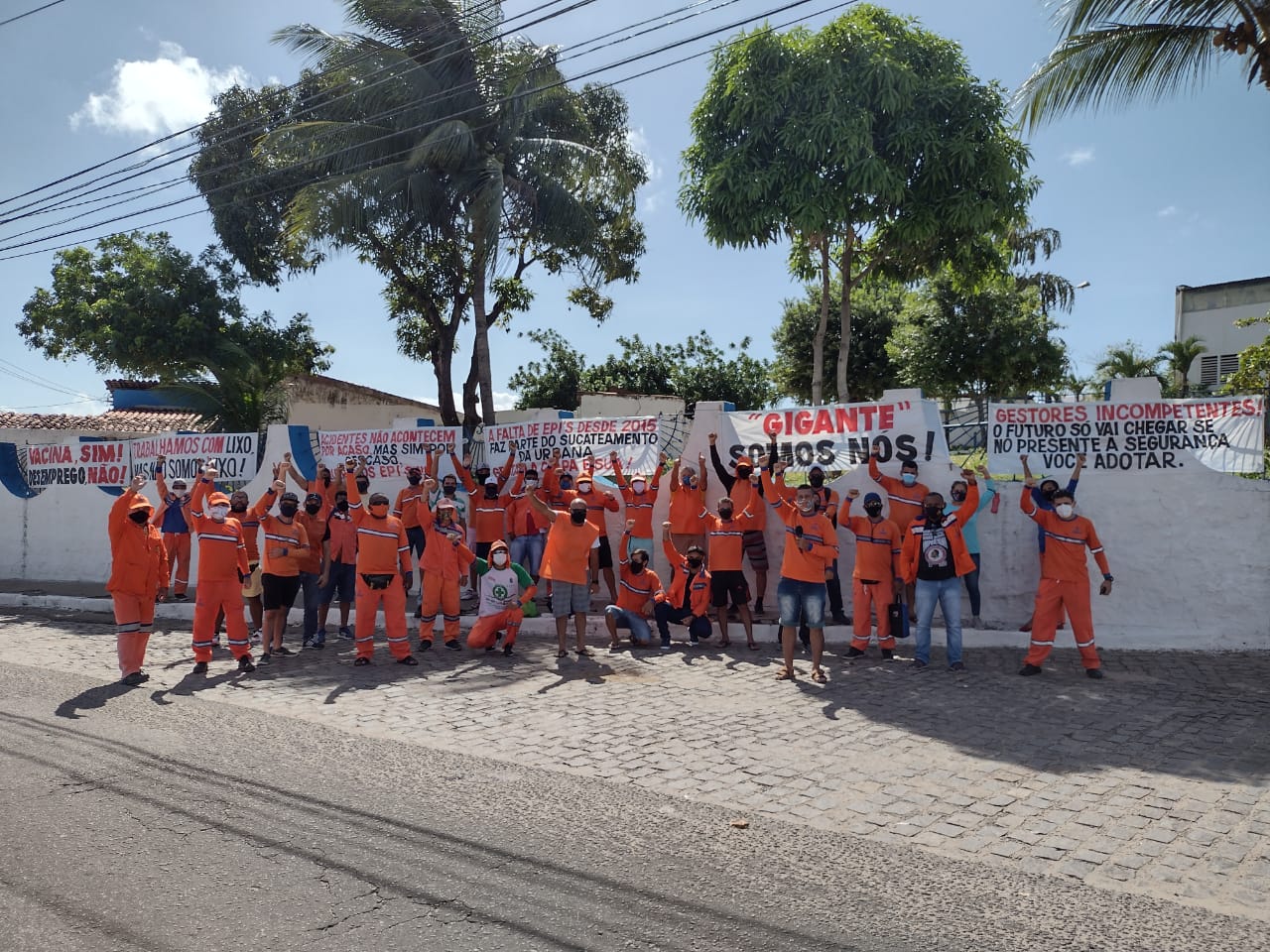 Dia do Gari: Profissionais da limpeza de Natal protestam contra sucateamento da Urbana