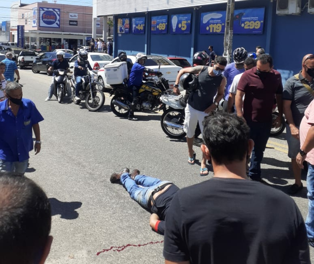Policial militar atira em mulher após discussão no comércio e é baleado por terceiro
