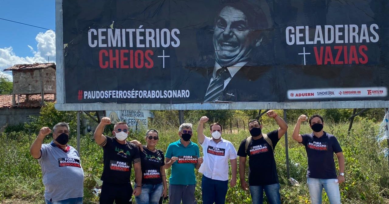 Outdoor com críticas a Bolsonaro é derrubado por órgão federal em Pau dos Ferros (RN) na véspera da visita do presidente