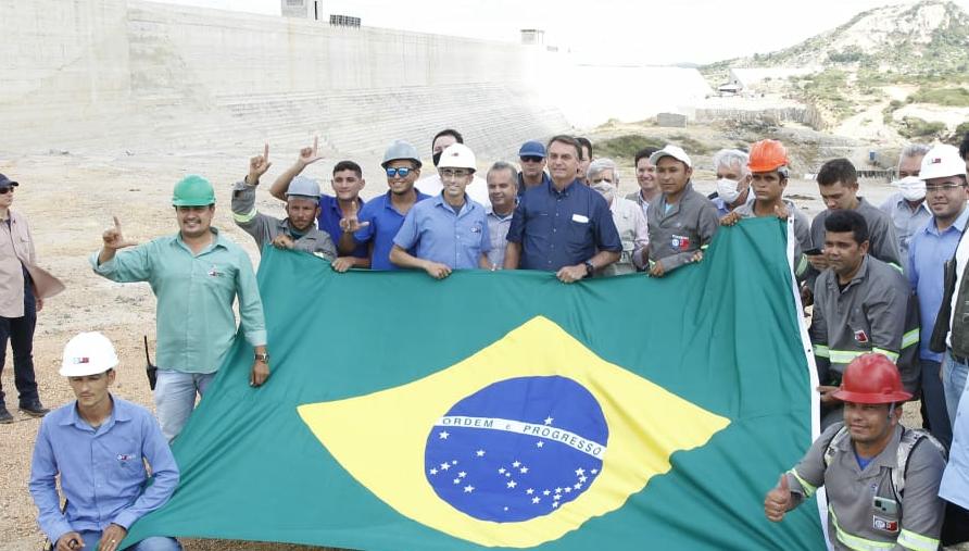 Bolsonaro visita obra no interior do RN e trabalhadores fazem “L” de Lula em foto com presidente