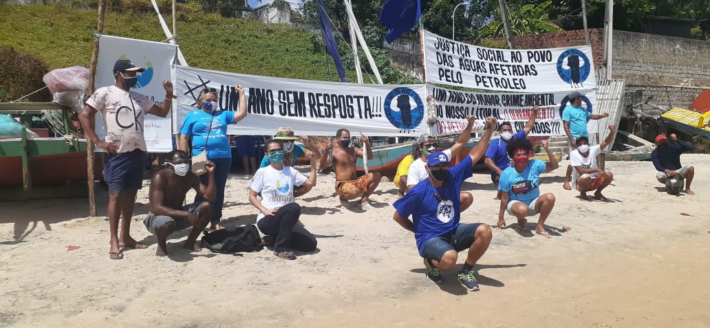 Pescadores fazem ato em Ponta Negra, neste sábado (28), em busca de respostas sobre derramamento de petróleo no Nordeste