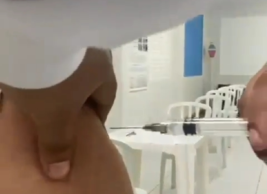 Vídeo: Voluntária “esquece” de injetar imunizante durante aplicação de vacina contra covid-19 em Natal