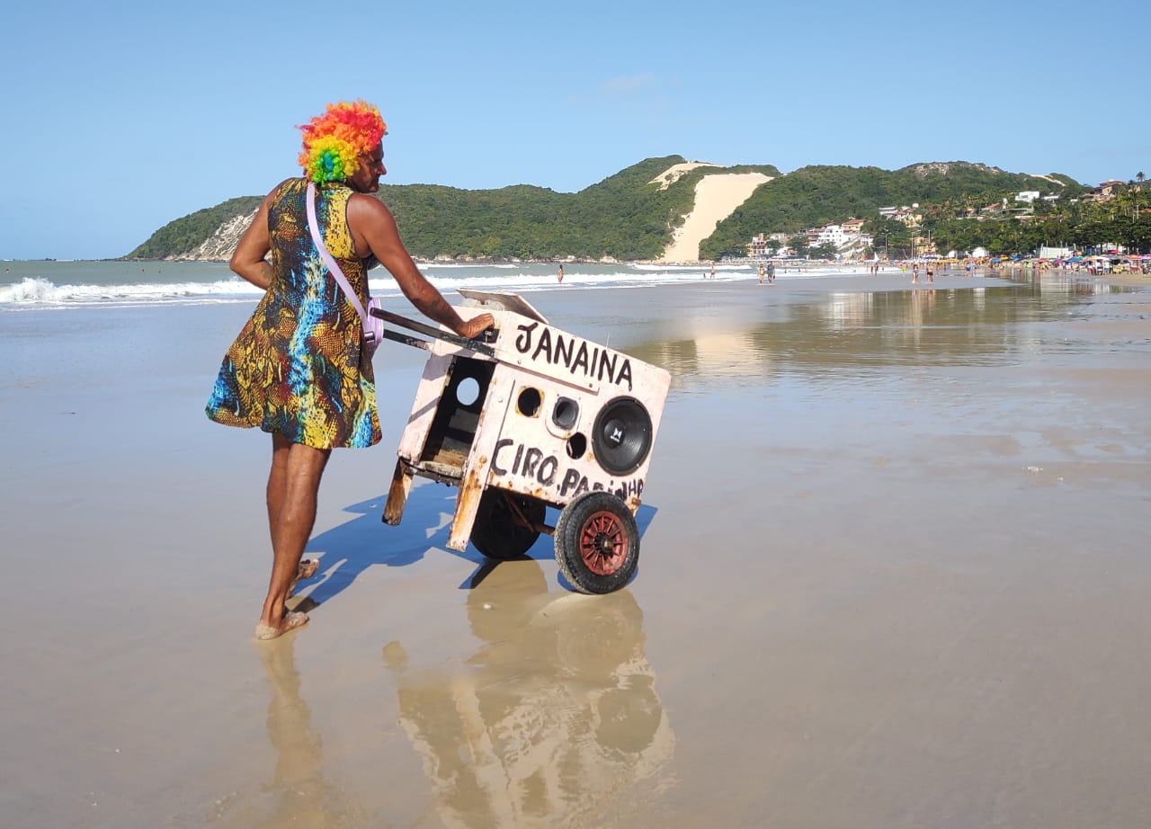 Janaína, a celebridade internacional made in Ceará que vira Ponta Negra do avesso