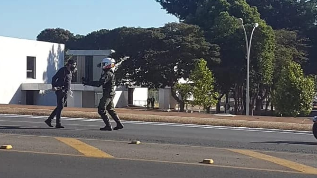 Fabiano Leitão, o TromPETISTA, é detido durante desfile militar em Brasília