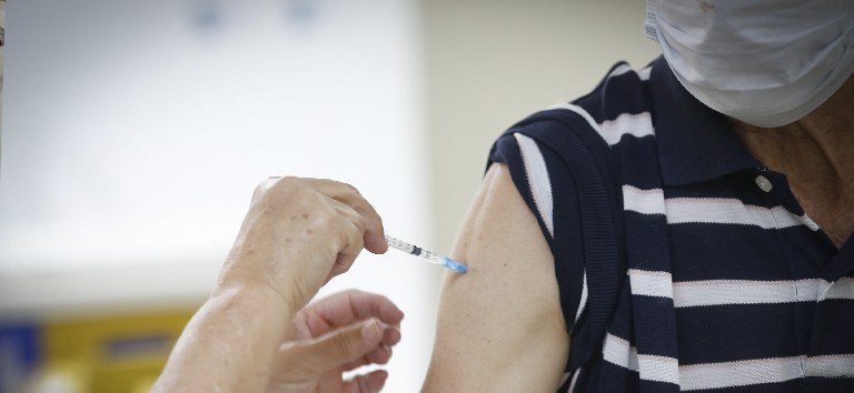 Covid-19: Terceira dose da vacina será aplicada em maiores de 70 anos e imunossuprimidos a partir de setembro