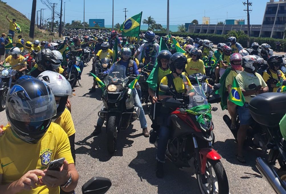 Bolsonaristas promovem carreata e motociata pró-golpe; deputado aparece com farda da PM em ato em Natal