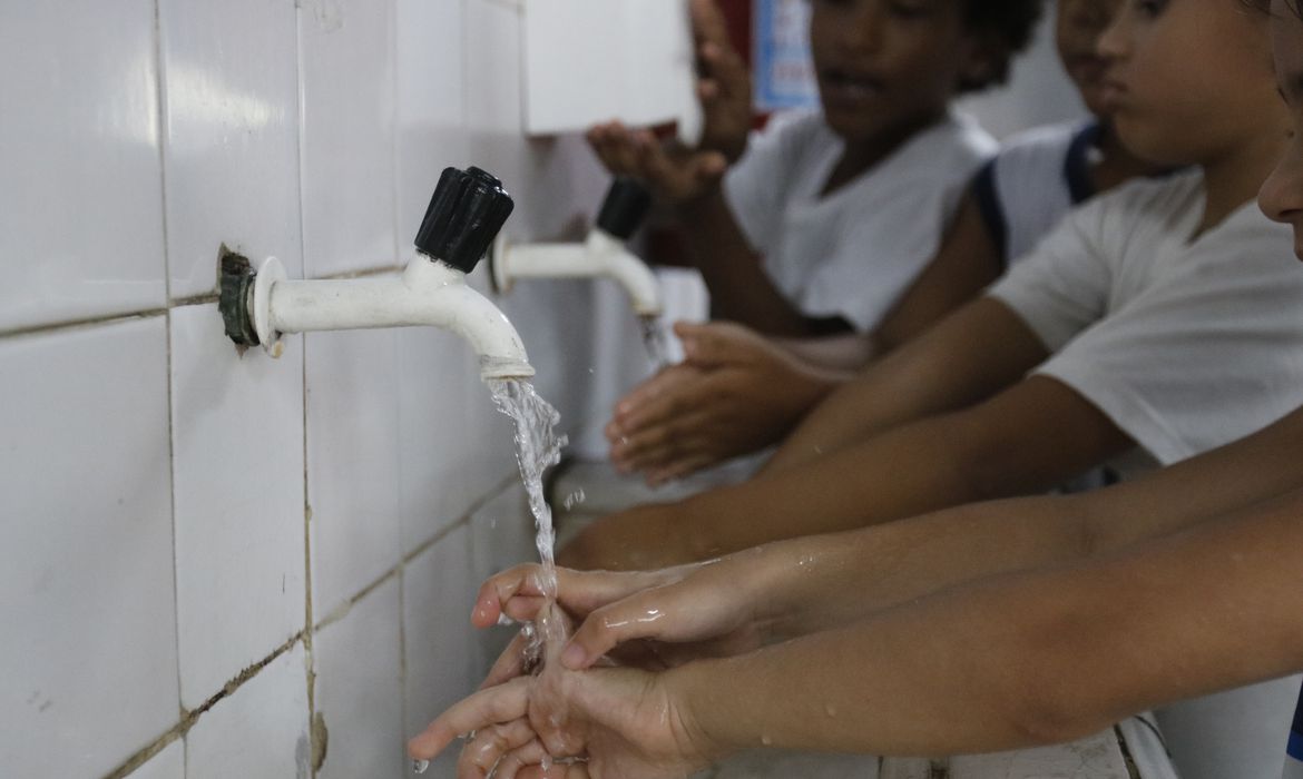 Antes da pandemia, 39,7% dos alunos da rede pública potiguar não tinham como lavar as mãos na escola