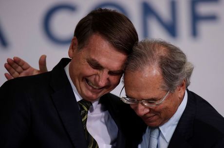 A pedido de Paulo Guedes, Congresso autoriza Bolsonaro a cortar 90% dos recursos para pesquisa