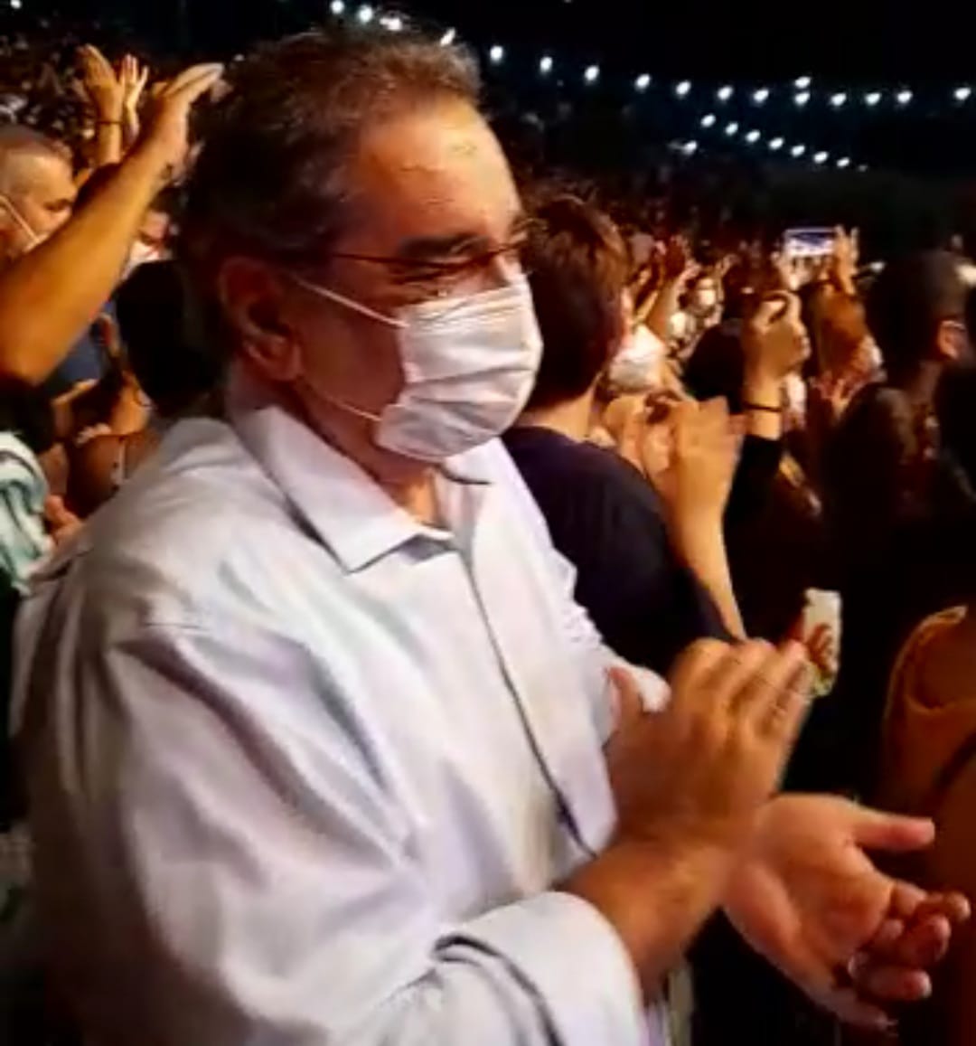 Vídeo: Prefeito de Natal que defendeu “tratamento precoce” pra covid aplaude “Fora Bolsonaro” durante show de Roberta Sá e Orquestra da UFRN