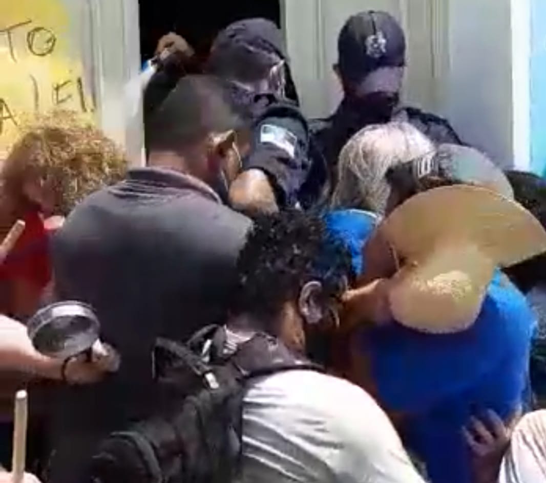 Vídeo: Sem acordo sobre reajuste, protesto de professores gera confusão na Prefeitura de Natal