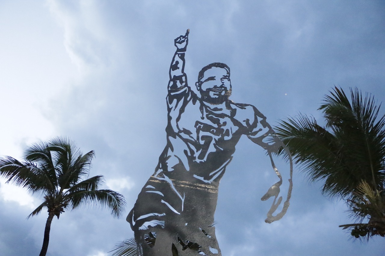 Surfista Ítalo Ferreira ganha estátua em Baía Formosa, no Rio Grande do Norte