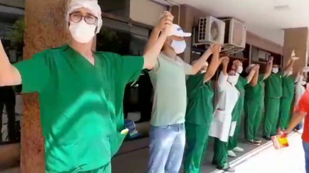Servidores da Saúde fazem abraço coletivo contra fechamento do Hospital Municipal de Natal