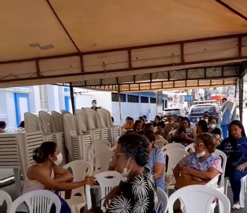 Servidores da saúde municipal acampam em frente à prefeitura de Natal à espera da reunião com Álvaro Dias