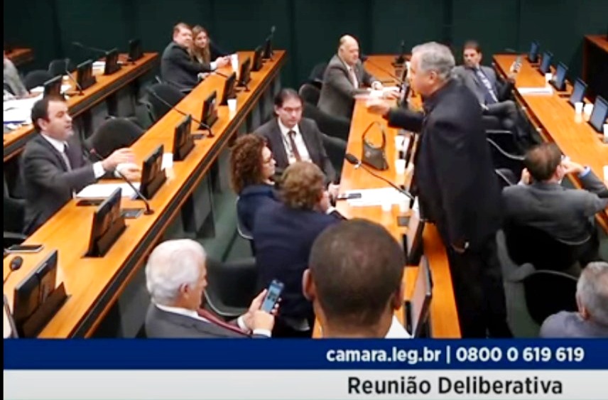 Deputado Girão tenta intimidar parlamentar do PSOL, que reage: 