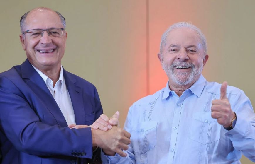 Pesquisa PoderData: Lula cresce entre evangélicos, chega a 43%, e Bolsonaro estaciona nos 35%