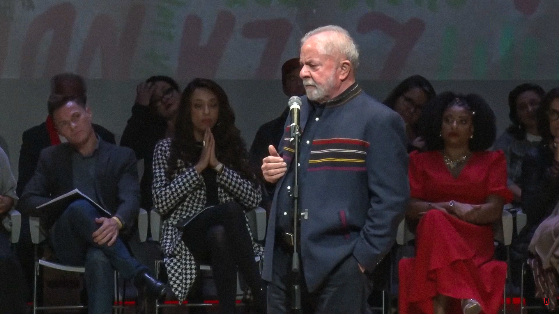 Livro de cartas para Lula na prisão inclui texto de potiguar, aplaudido de pé ao contar sua história em lançamento