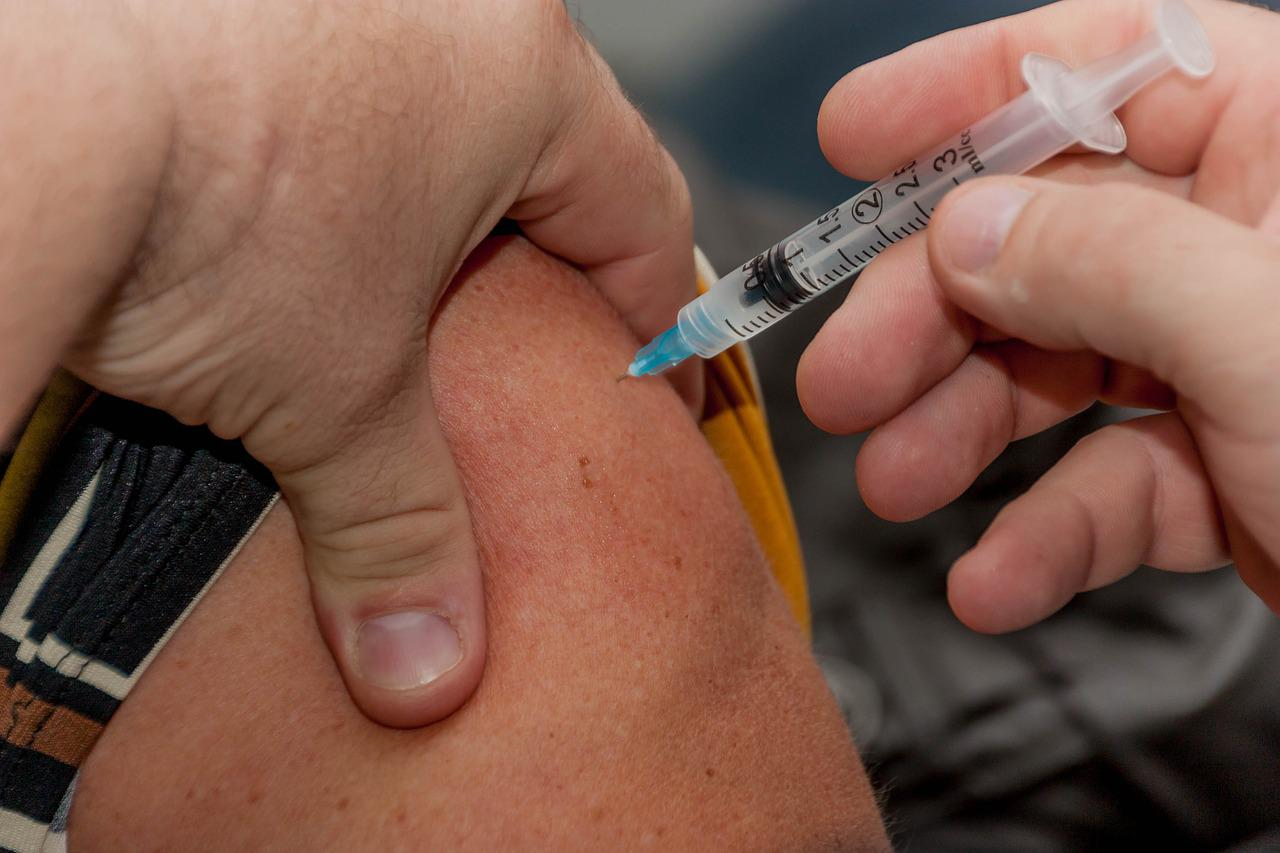 RN recomenda quarta dose de vacina contra covid-19 em maiores de 50 anos e profissionais de saúde