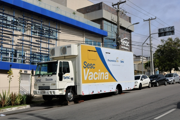 Unidade móvel do Sesc realiza vacinação contra a covid-19 no Centro de Natal