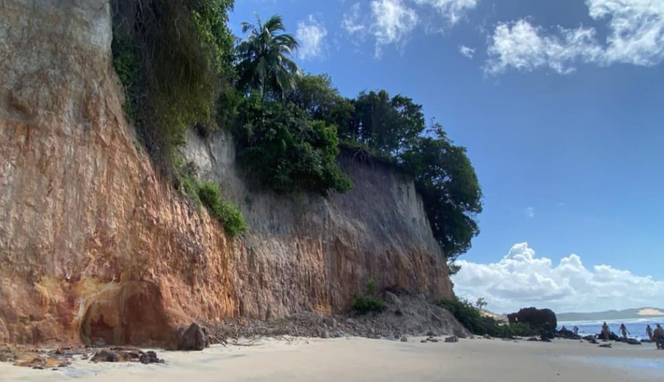 Deslizamento em falésia na praia da Baía dos Golfinhos, em Tibau do Sul I Foto: Defesa Civil