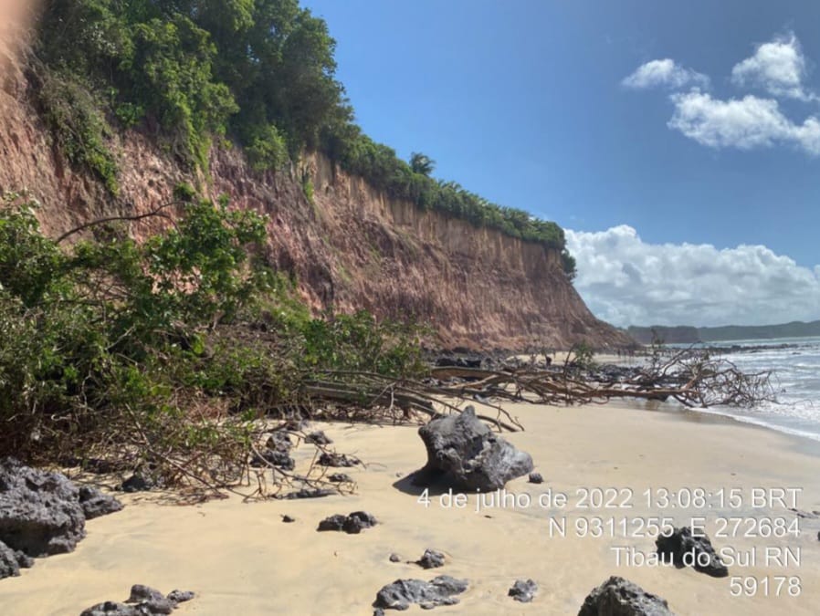 Registro de deslizamento na praia Baia dos Golfinhos I Foto: Defesa Civil