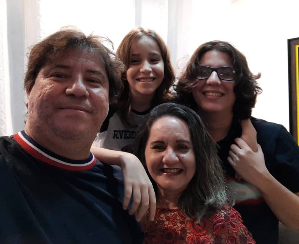 Secretário Aldemir Freire com a família (Luís Felipe é o último à direita) I Foto: reprodução redes sociais