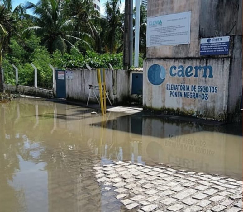 MP pede esclarecimentos à Caern sobre esgoto transbordado em Ponta Negra, a partir de matéria da Agência Saiba Mais