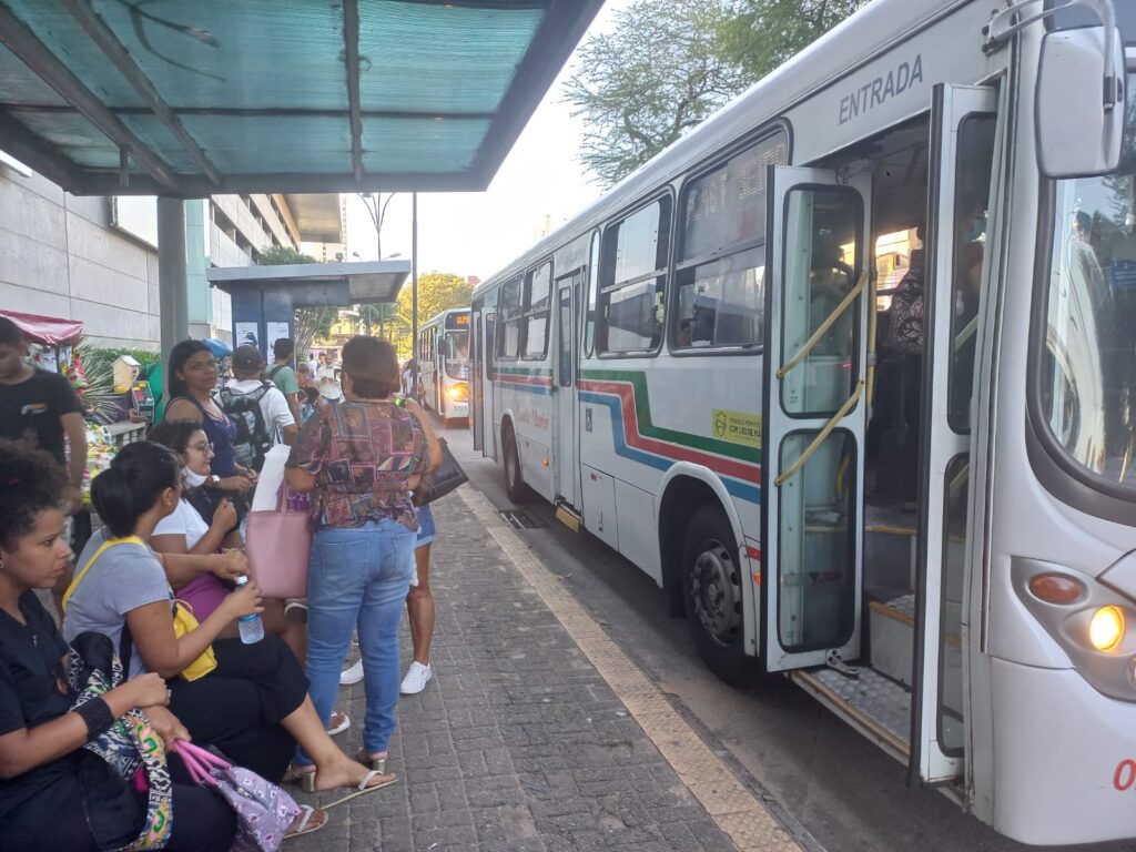 Ponto de ônibus na Avenida Salgado Filho I Foto: Mirella Lopes