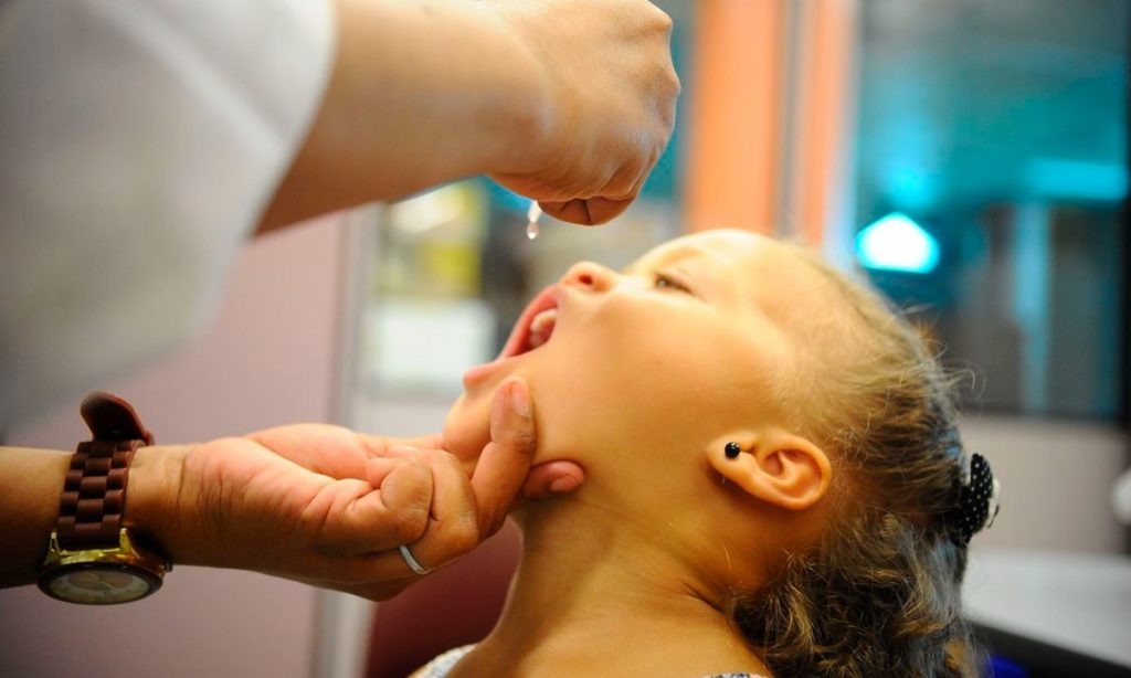 Criança sendo vacinada contra a poliomielite I Foto: EBC/ Agência Brasil