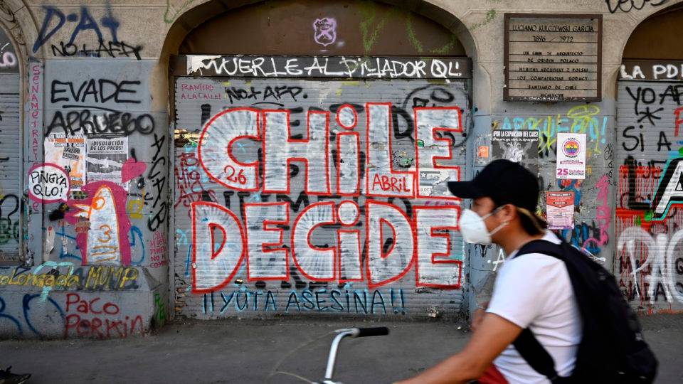 Fake news, ódio e esquerda desconectada das massas: entenda por que chilenos rejeitaram novo texto da Constituição