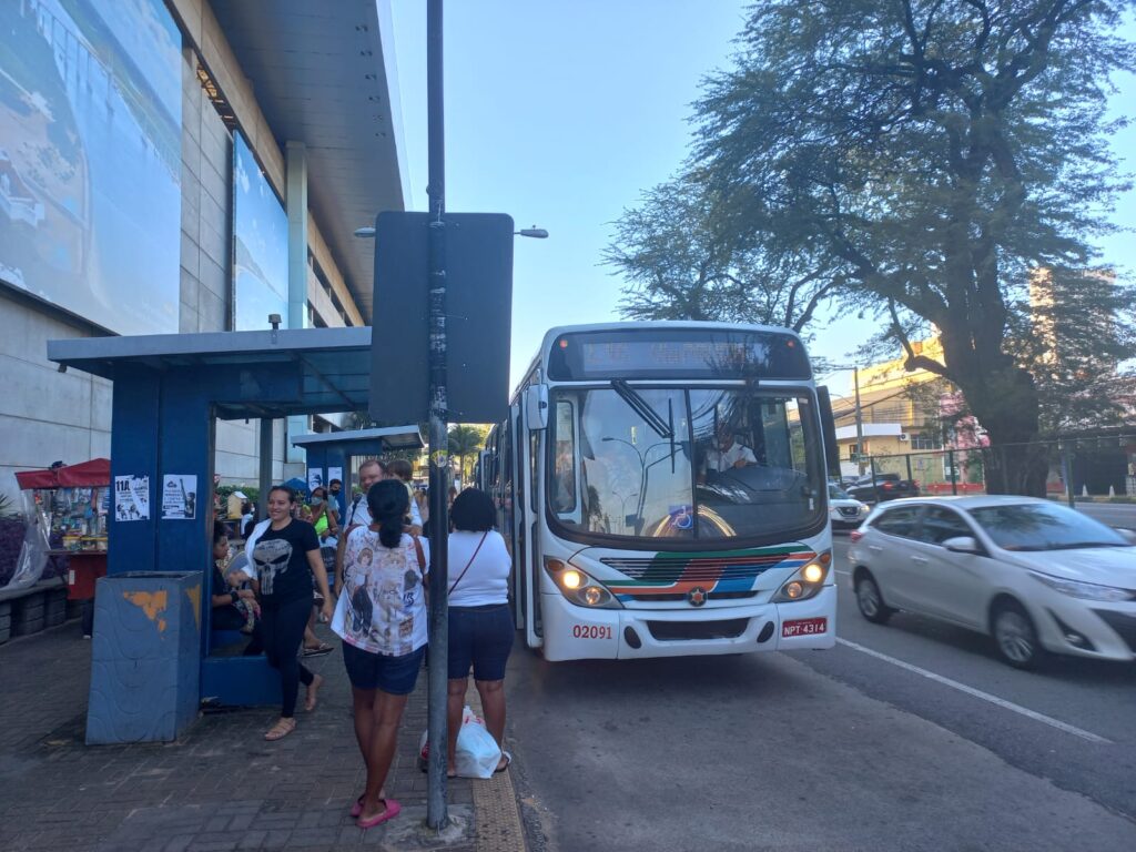Ponto de ônibus na avenida Senador Salgado Filho I Foto: Mirella Lopes