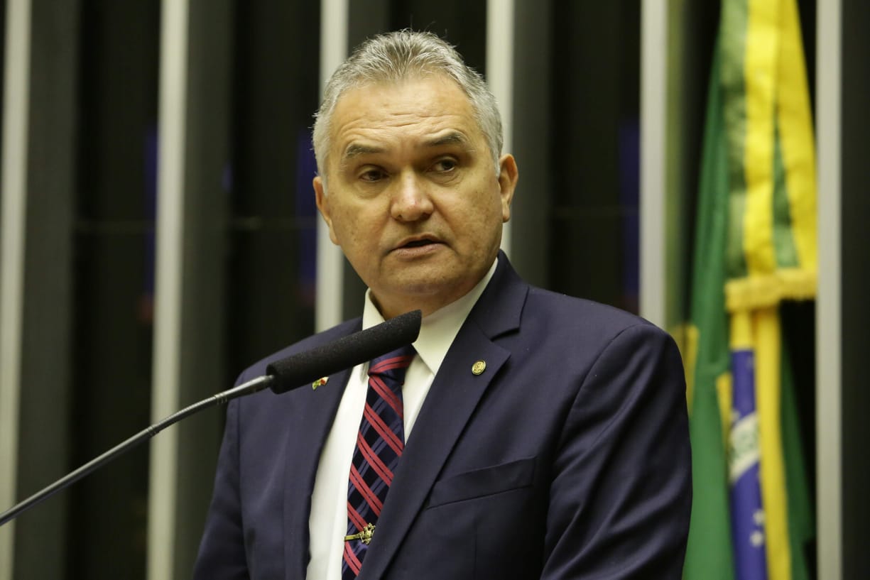Girão engrossa coro de aliados de Bolsonaro que tentam derrubar decreto de Lula para maior controle de armas 