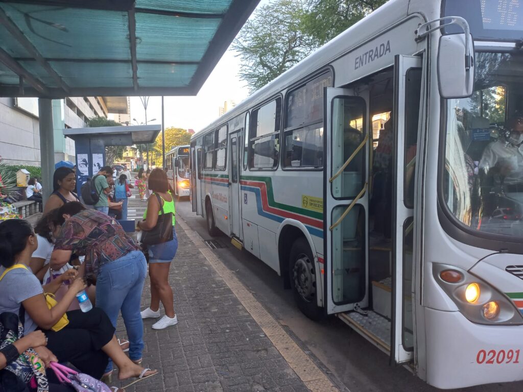 Natália Bonavides entra com ação e Justiça dá prazo de uma hora para Prefeitura de Natal colocar 100% da frota de ônibus nas ruas
