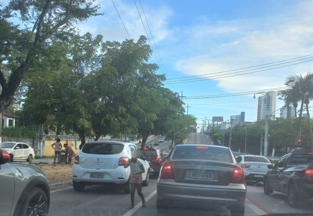 Criança pede esmola entre carros na Avenida Prudente de Morais, em Natal I Foto: Mirella Lopes