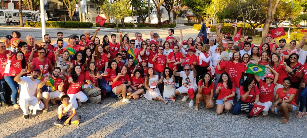 Médicos e médicas com Lula realizam Fotaço com mais de 100 profissionais
