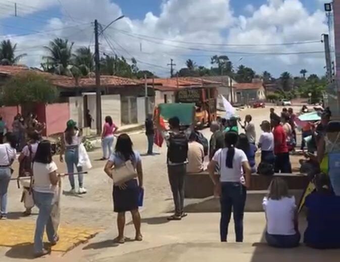 Protesto e tentativa de invasão à casa do prefeito de São Gonçalo por servidores da Educação gera revolta; secretários emitem nota de repúdio