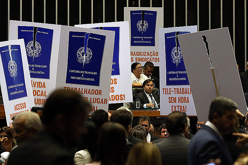 Plenário da Câmara durante votação da reforma trabalhista de 2017; ao fundo, o então presidente da Casa, Rodrigo Maia - Antonio Cruz/Agência Brasil
