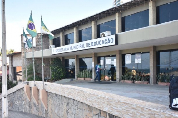 Prefeitura de Natal atrasa pagamento de estagiários da educação, que reclamam de “triplas funções”